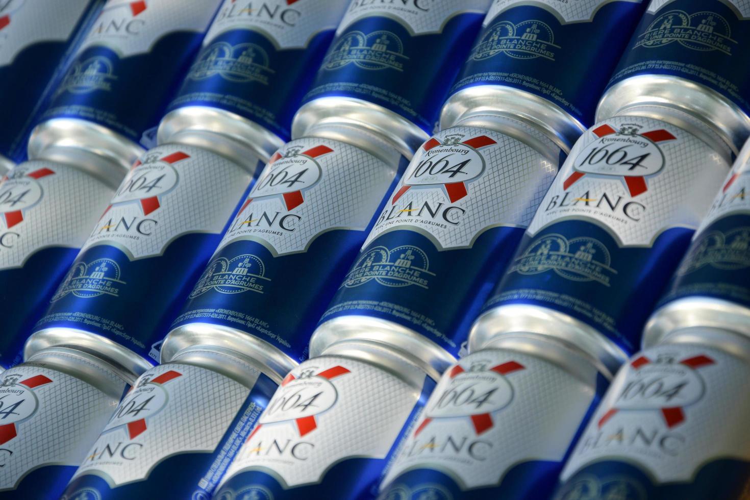 Jarkov. ucrania - 2 de mayo de 2022 logotipo blanco en latas de cerveza en gran cantidad. 1664 blanc es la cerveza de trigo de la cervecería francesa kronenbourg exportada a todo el mundo foto