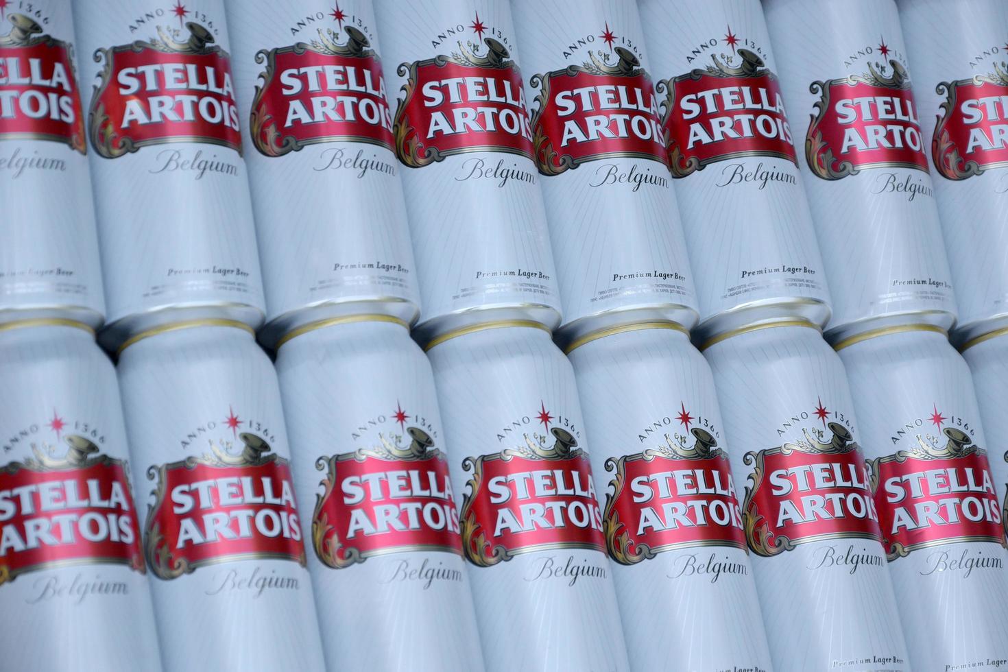 Jarkov. ucrania - 2 de mayo de 2022 muchas latas de cerveza stella artois al aire libre. stella artois es la cerveza belga más famosa del mundo propiedad de ab inbev foto