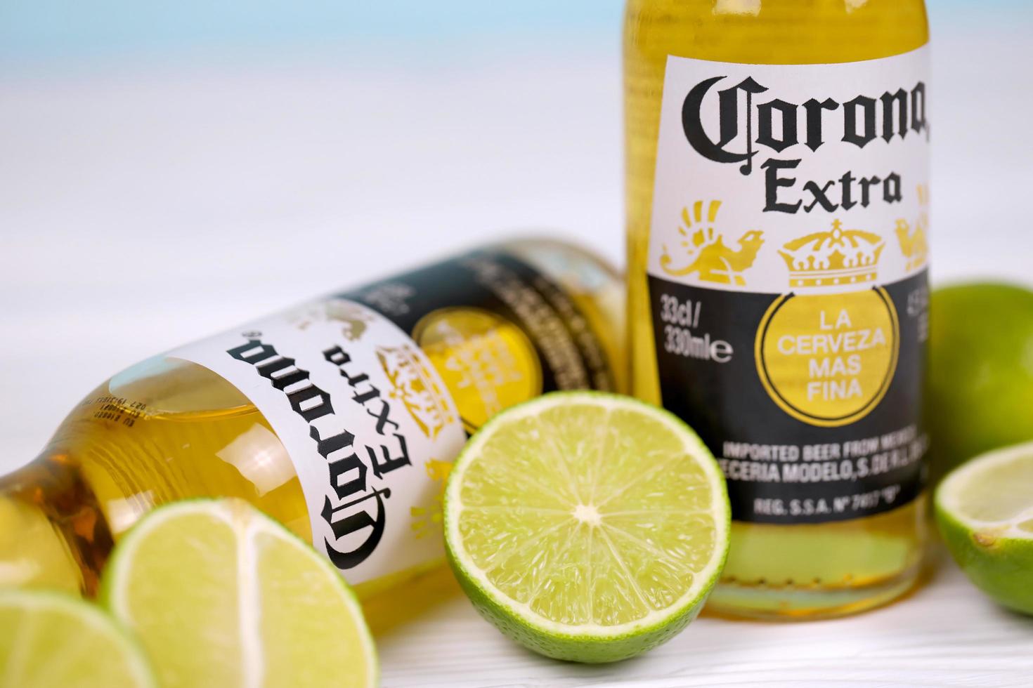 Jarkov. ucrania - 17 de mayo de 2022 botellas de cerveza corona extra con rodajas de lima. corona producida por grupo modelo con anheuser busch inbev la cerveza importada mas popular en estados unidos foto