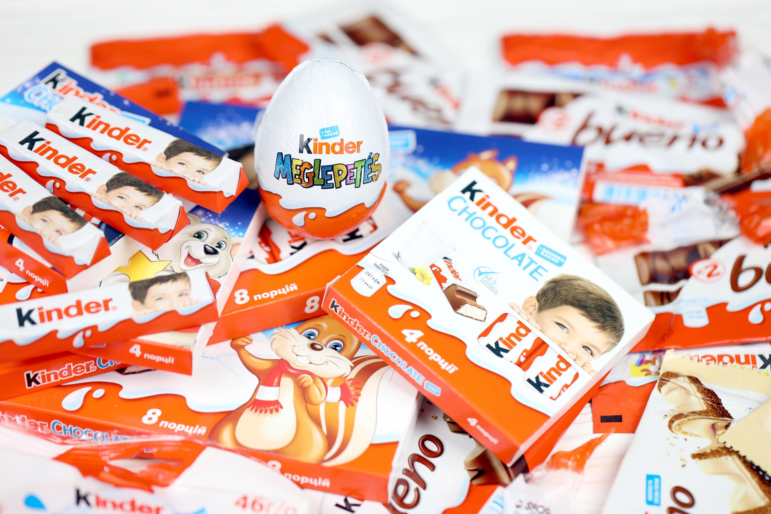 ternopil, ukraine - 3 juin 2022 pack de produits de cartes de chocolat  kinder. Kinder est une gamme de produits de confiserie de la multinationale  Ferrero. 14507150 Photo de stock chez Vecteezy