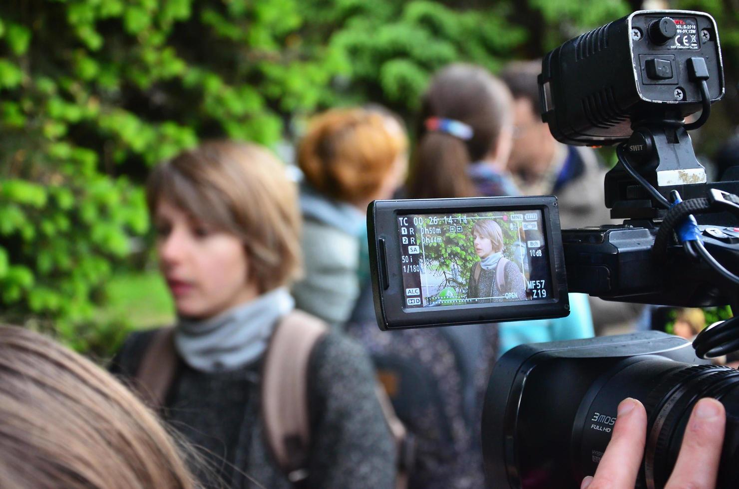 Jarkov. ucrania - 17 de mayo de 2022 los participantes de la primera acción lgbt en kharkov dan entrevistas sobre un ataque inesperado y la interrupción del evento foto