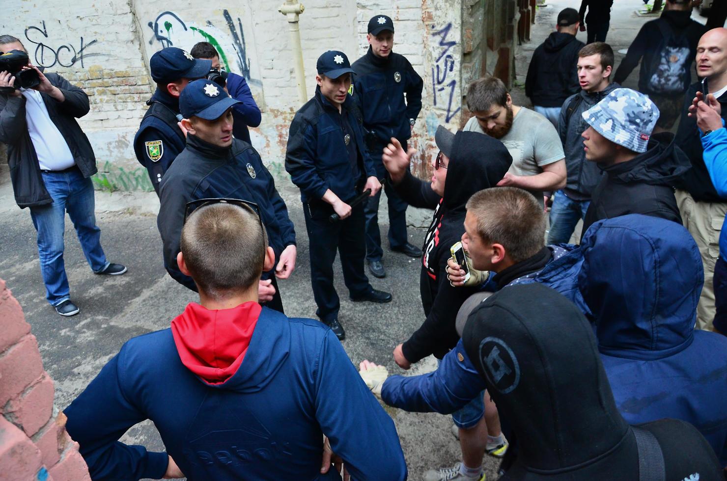 Jarkov. ucrania - 17 de mayo de 2022 conflicto entre la policía y la organización de nazis y patriotas durante la dispersión de la primera acción lgbt en kharkov foto
