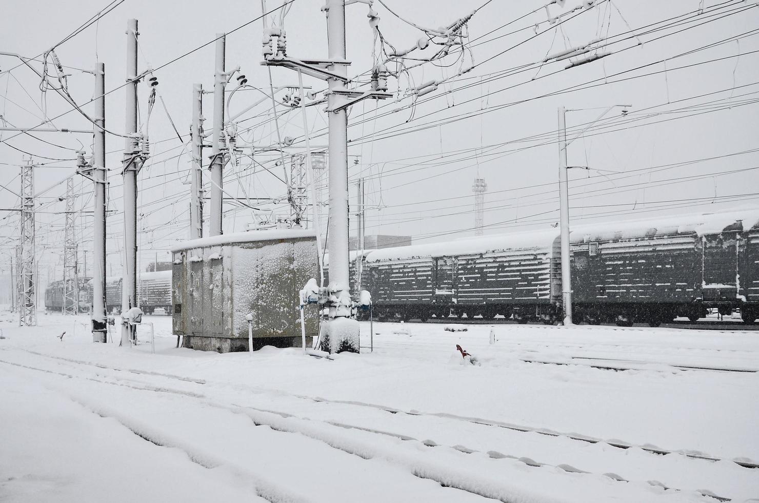 KHARKIV. UKRAINE - APRIL 4, 2022 Unexpected rapid fallout of snow in April on the Kharkov streets photo