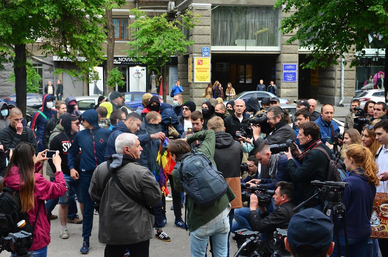 Jarkov. ucrania - 17 de mayo de 2022 la organización de nazis y patriotas ucranianos del cuerpo oriental quema la bandera de lgbt en kharkov. hooligans y ultras contra la existencia de minorías foto