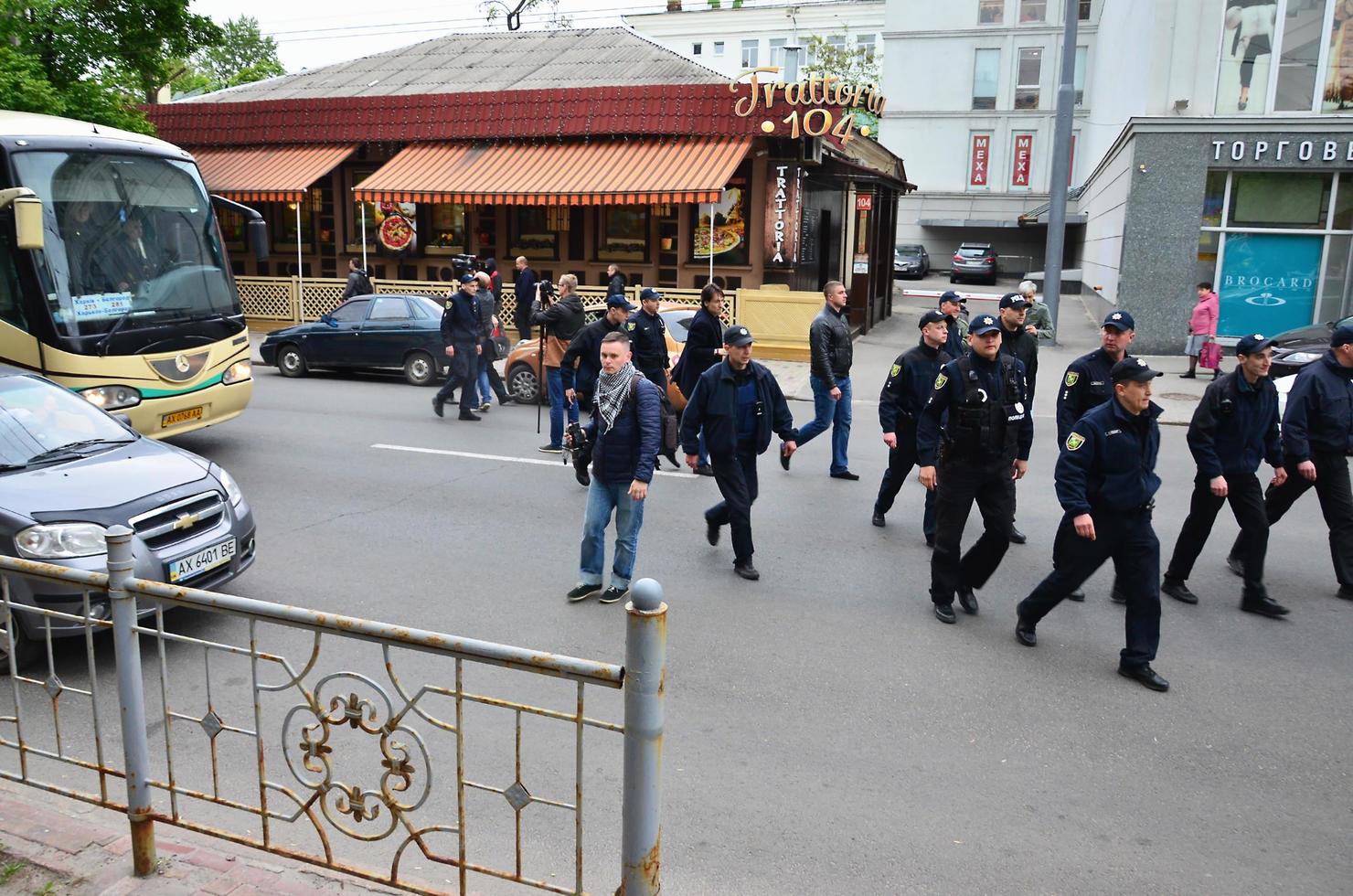 Jarkov. ucrania - 17 de mayo de 2022 policías ucranianos que brindan seguridad a los activistas lgbt y los protegen de los ataques de los nazis y ultras de kharkov foto