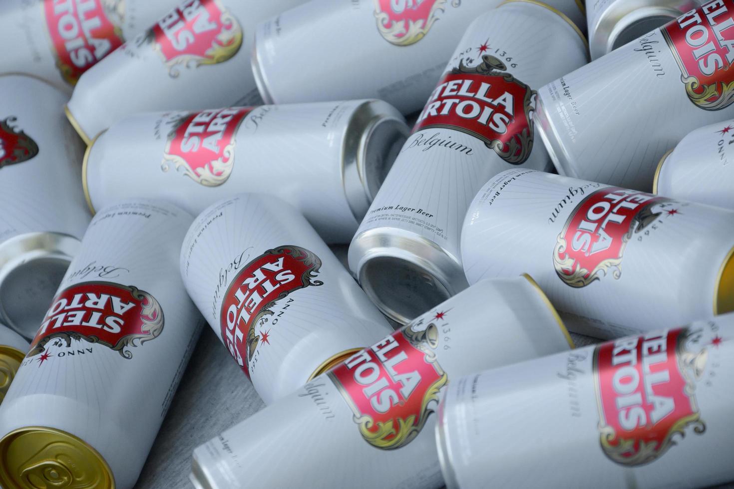 Jarkov. ucrania - 2 de mayo de 2022 muchas latas de cerveza stella artois al aire libre. stella artois es la cerveza belga más famosa del mundo propiedad de ab inbev foto