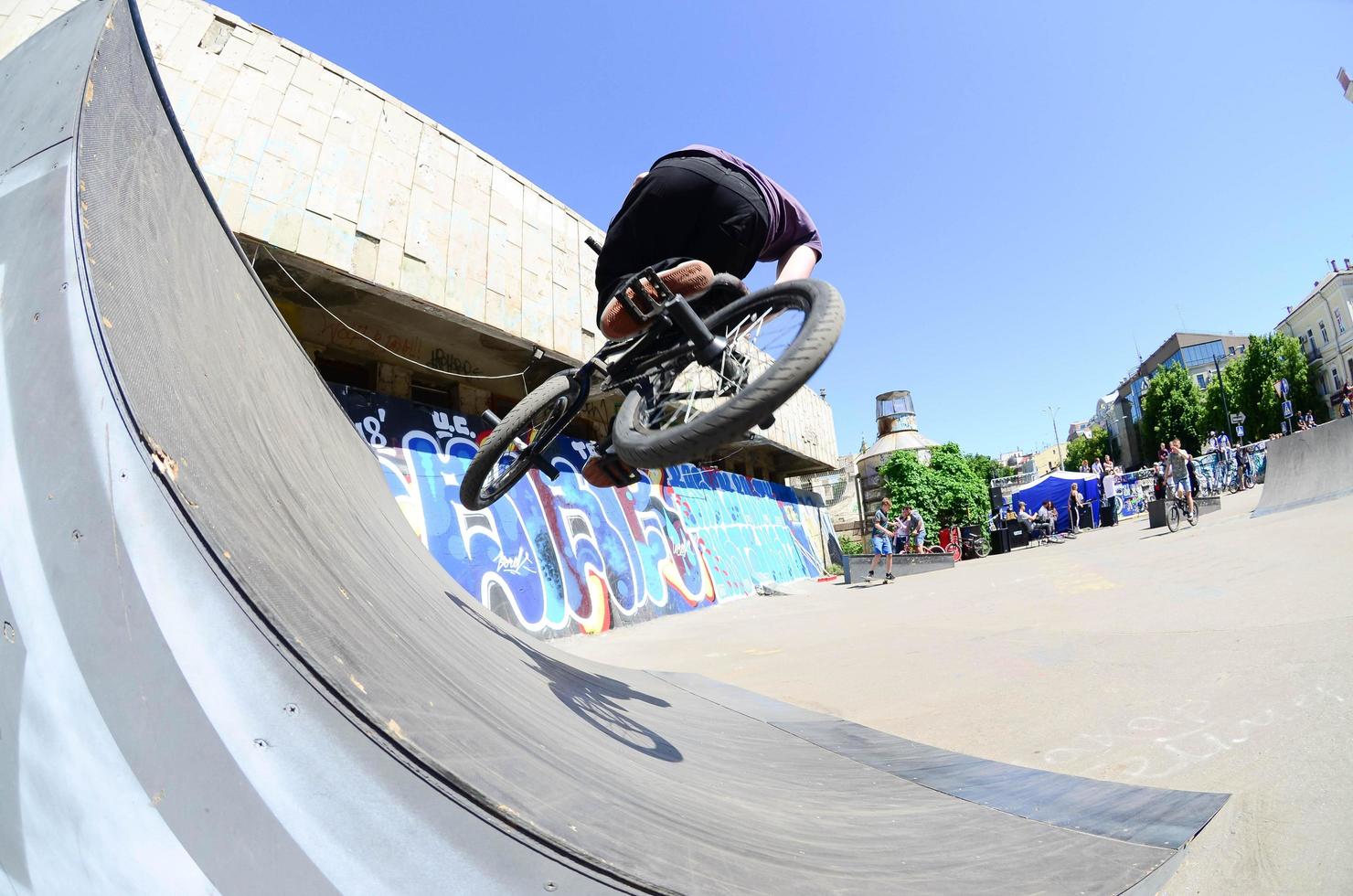 kharkiv, ucrania - 27 de mayo de 2022 ciclistas de bmx de estilo libre en un parque de patinaje durante el festival anual de culturas callejeras foto