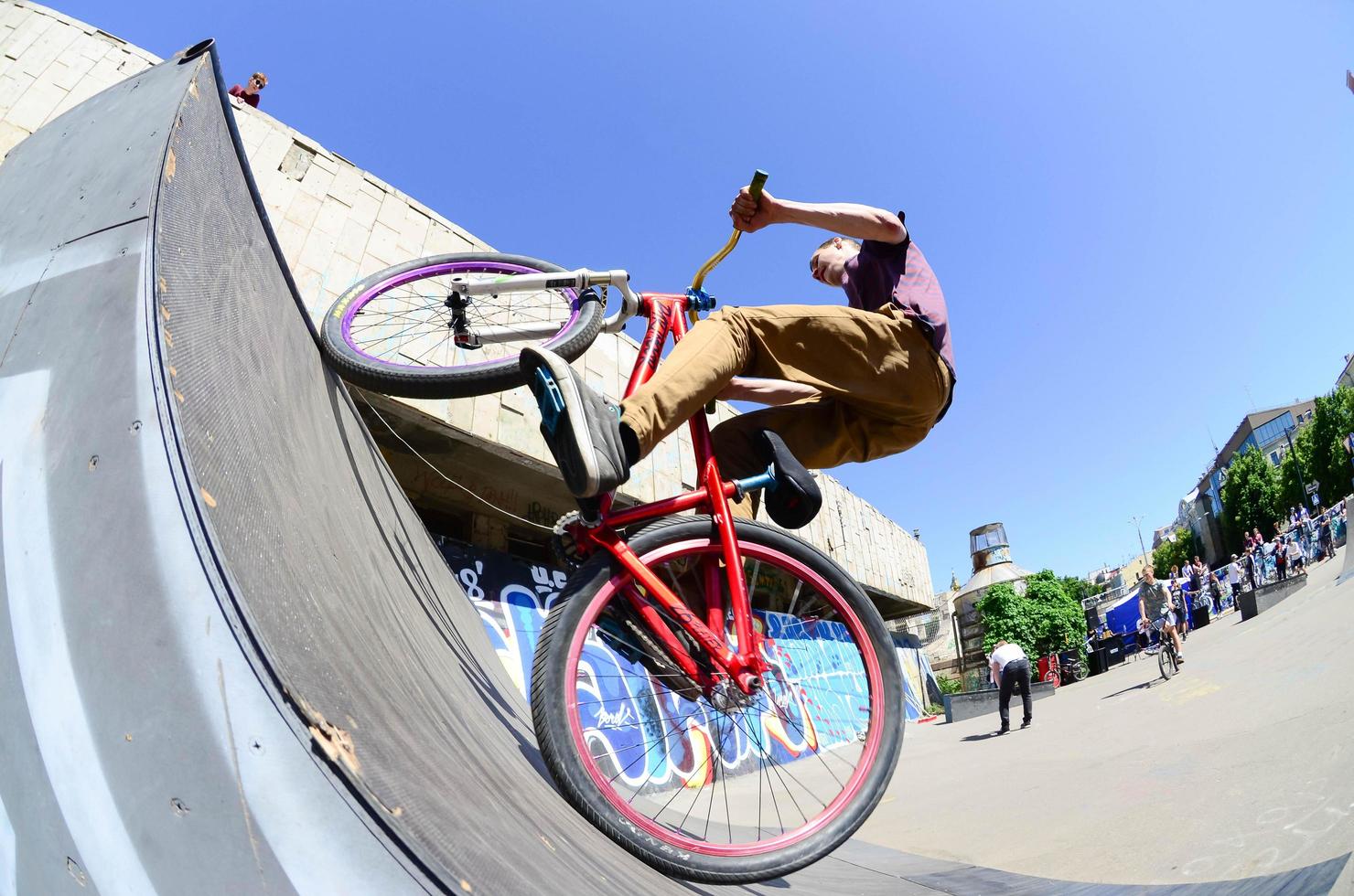 kharkiv, ucrania - 27 de mayo de 2022 ciclistas de bmx de estilo libre en un parque de patinaje durante el festival anual de culturas callejeras foto