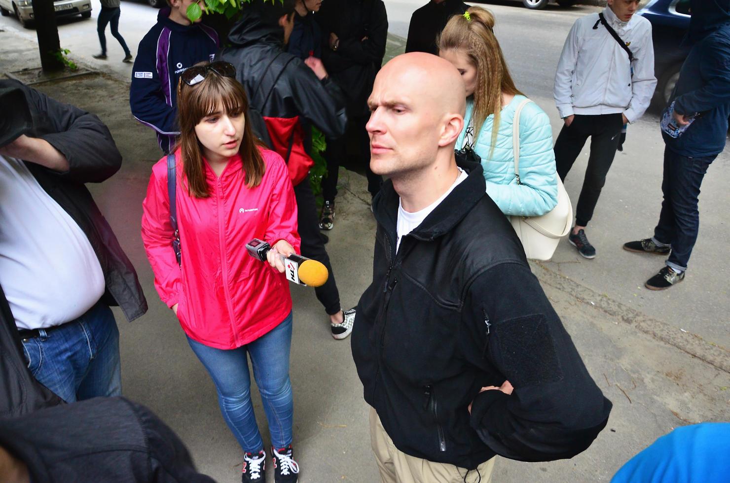 Jarkov. ucrania - 17 de mayo de 2022 participantes del movimiento nazi y patriótico de derecha dan entrevistas sobre el cese forzoso de la primera acción lgbt en kharkov foto