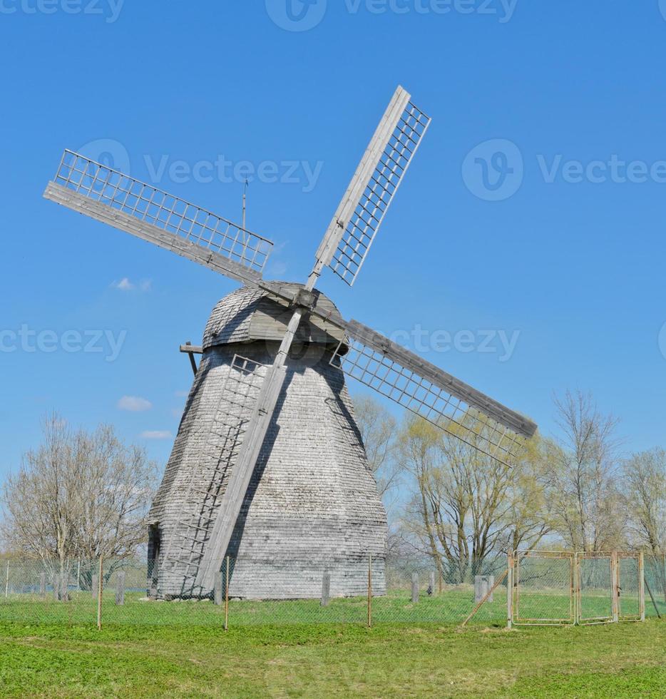 antiguo molino de viento de madera en veliky novgorod, rusia foto