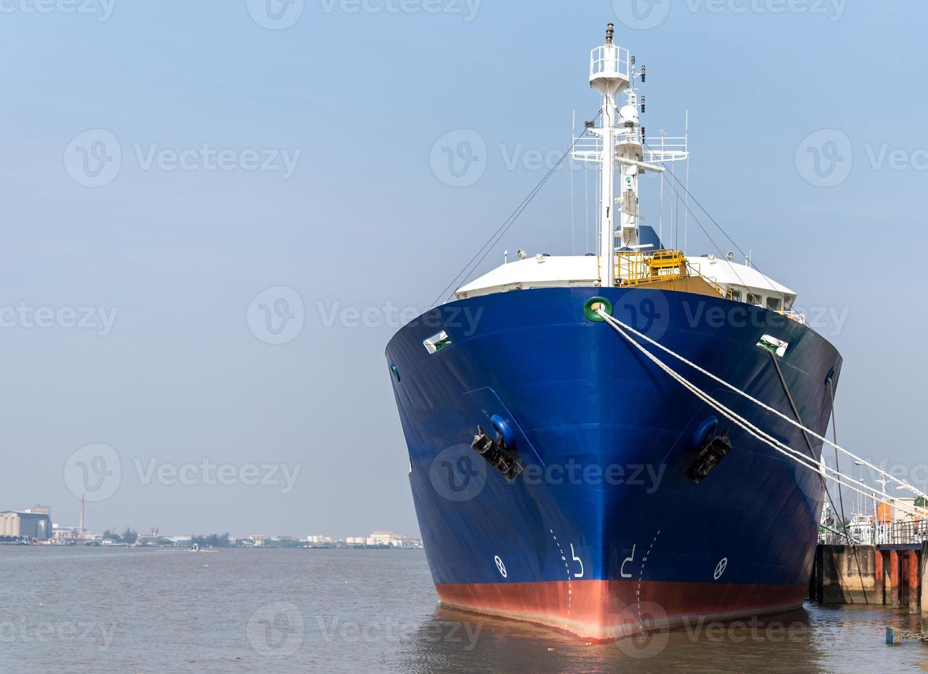 grandes barcos atracados en el puerto. foto