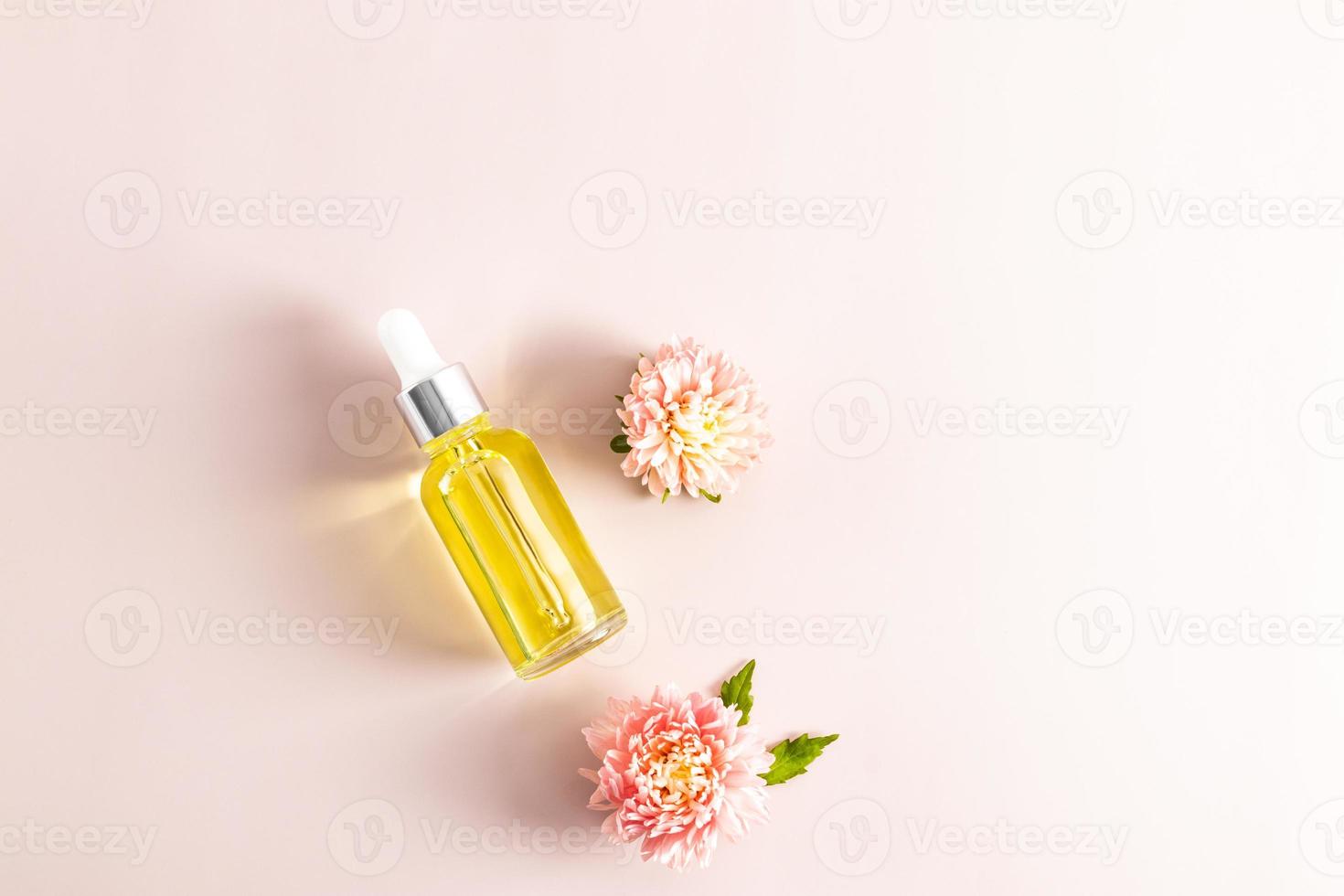 una botella cosmética con gotero con un suero para la cara o un producto cosmético para el cuidado de la piel facial antienvejecimiento. fondo pastel foto