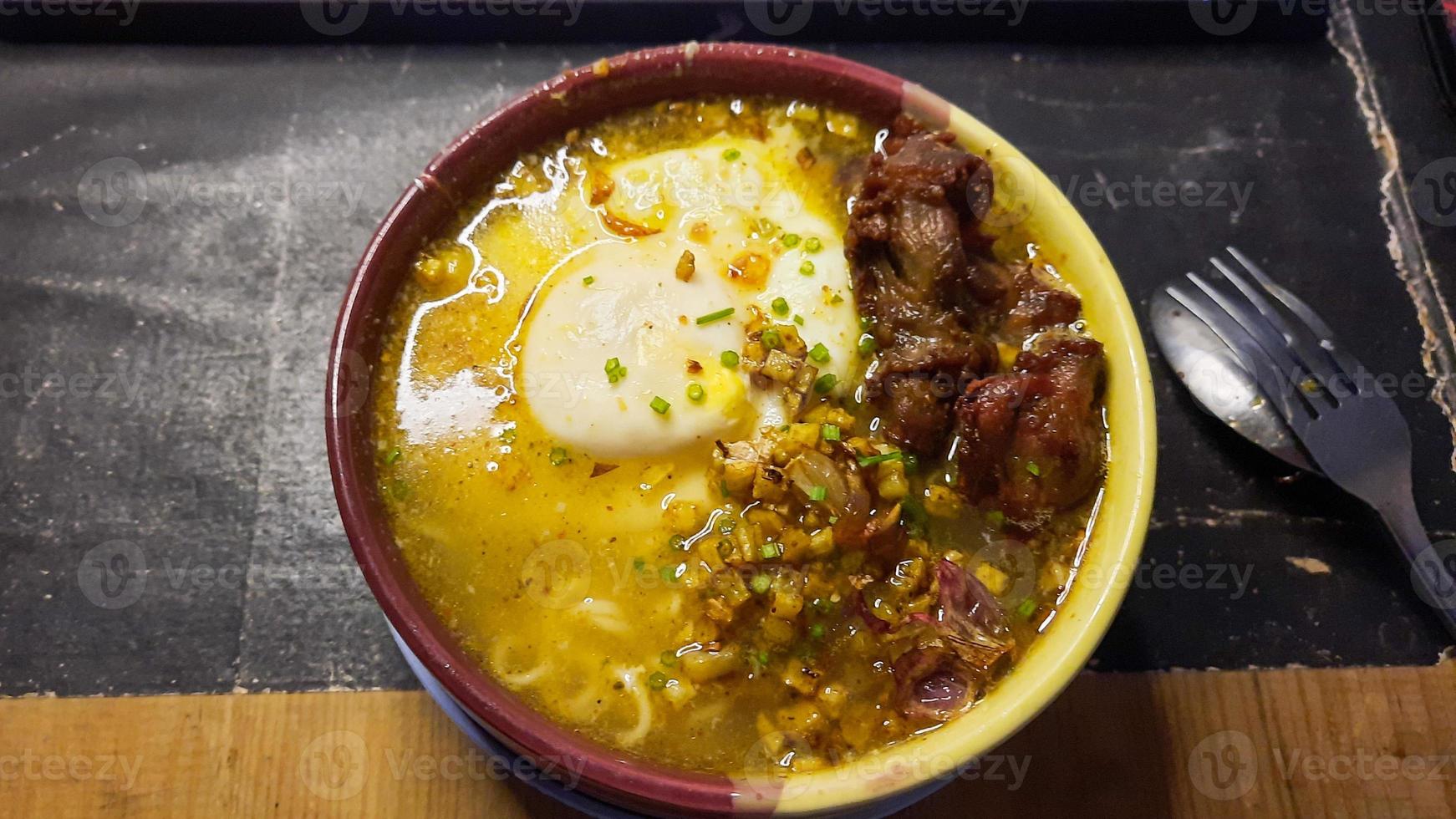 Top angel, Curry-flavored instant noodles, topped with egg and fried chicken photo