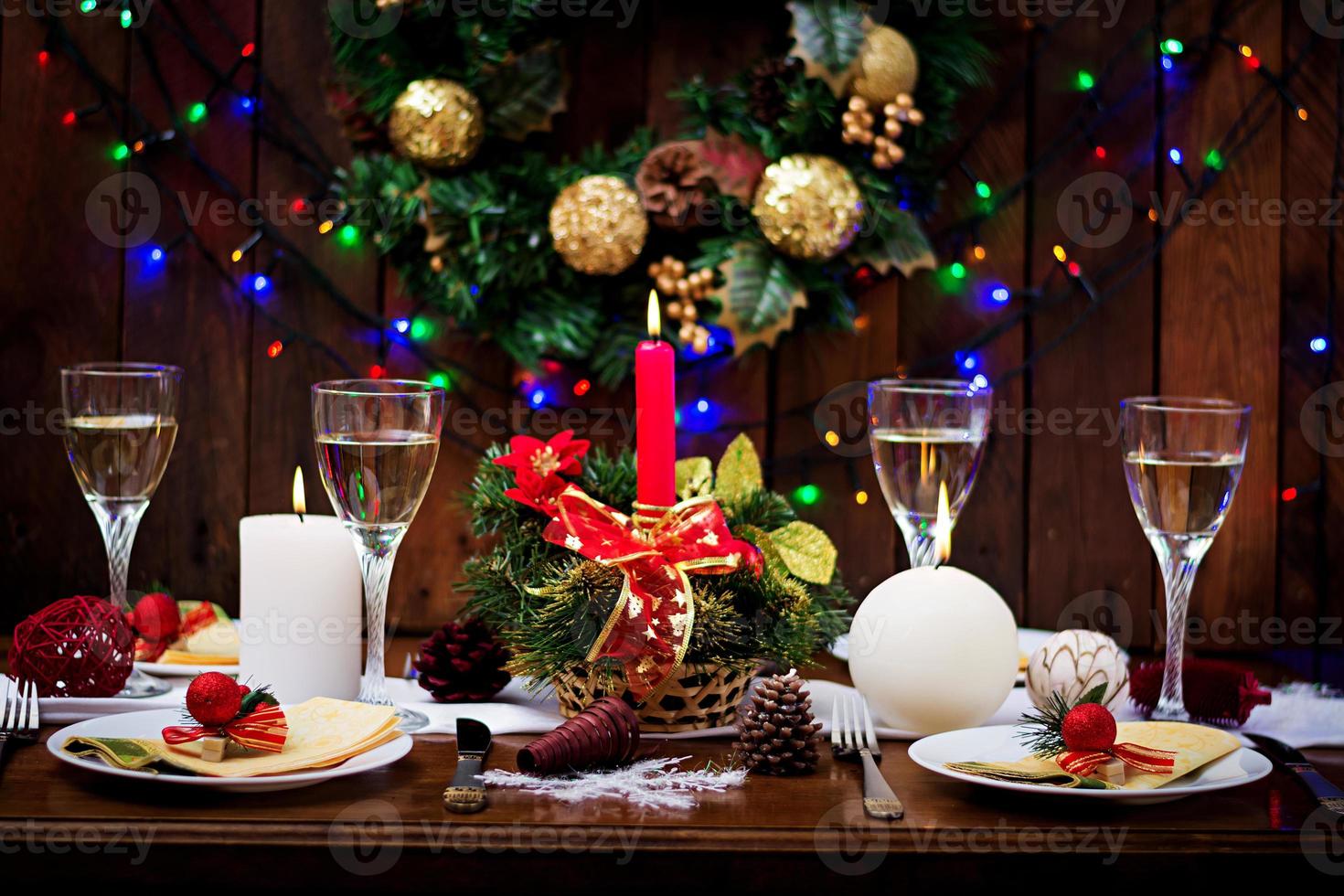 vajilla tradicional en la mesa de navidad. foto