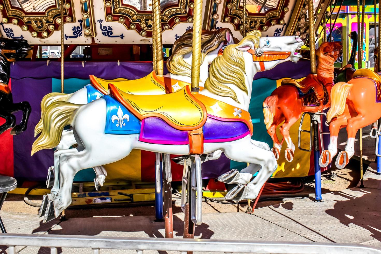 caballos blancos de madera en tiovivo foto