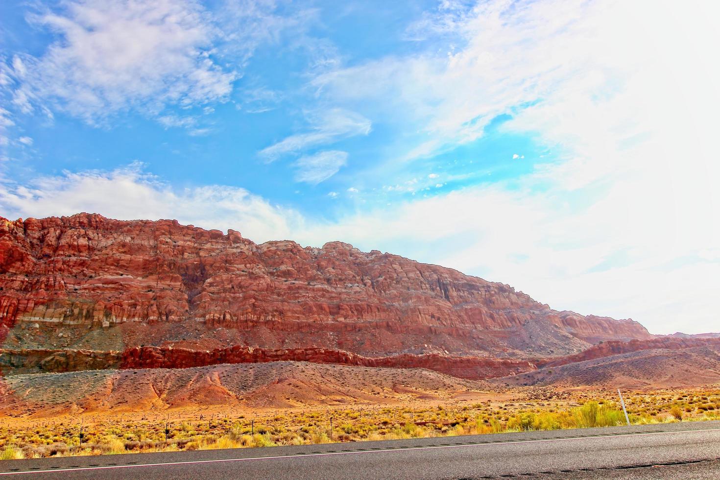 montaña colorida que muestra patrones de erosión en el desierto alto de arizona foto