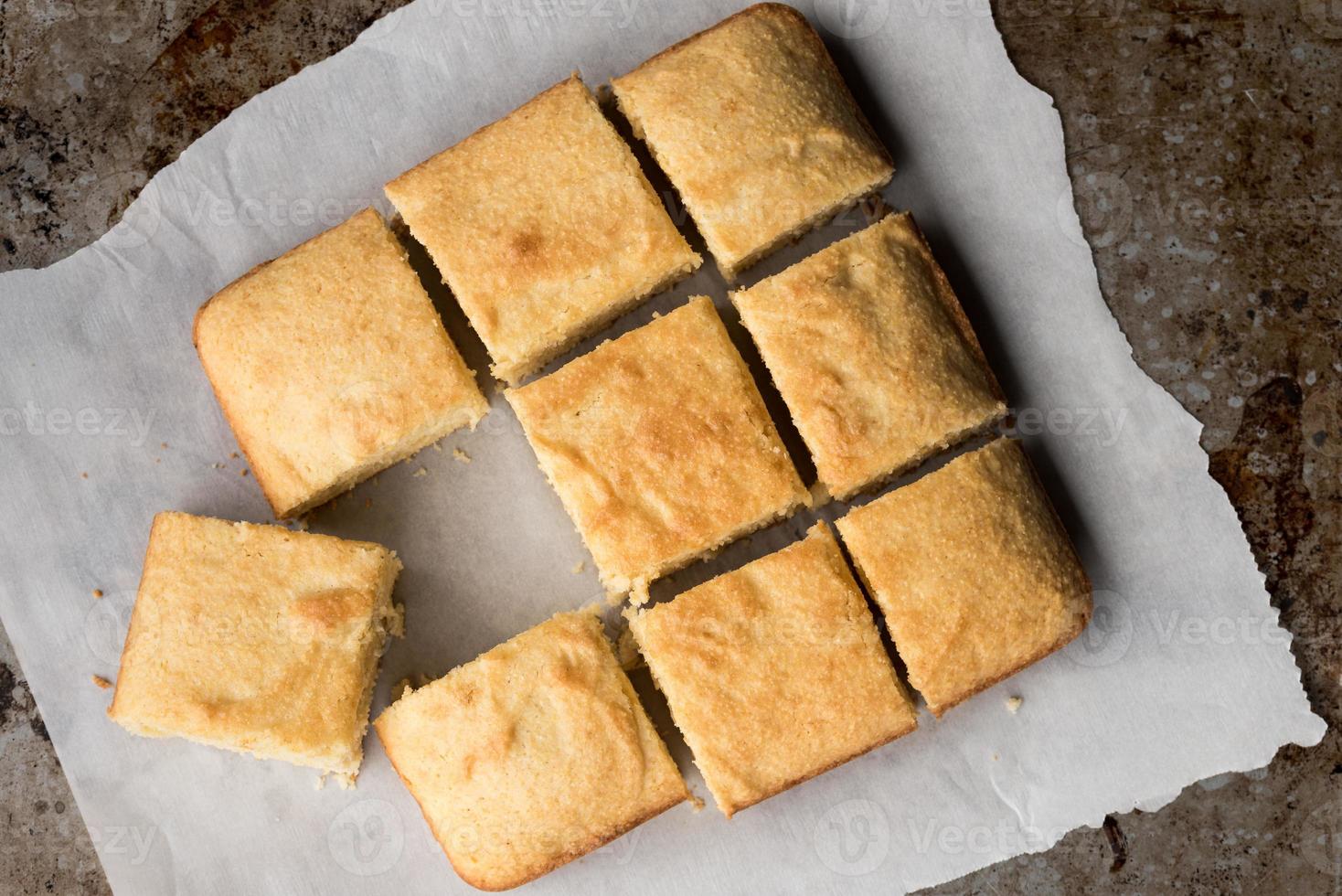 cuadrados de pan de maíz en pergamino foto