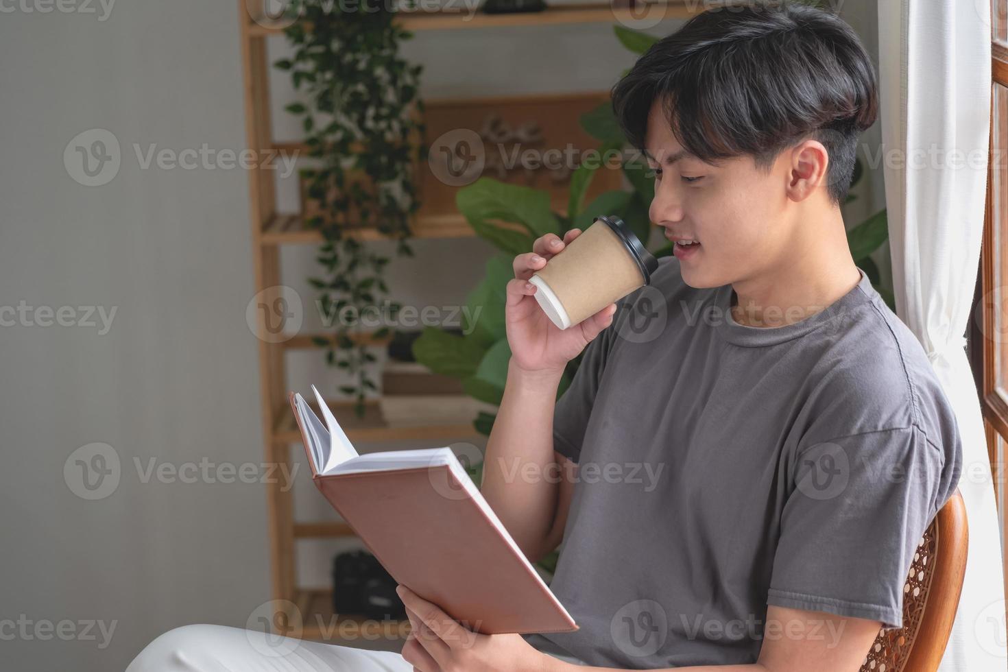 retrato de un hombre blanco sentado dentro de la casa leyendo y tomando café para relajarse en vacaciones. foto