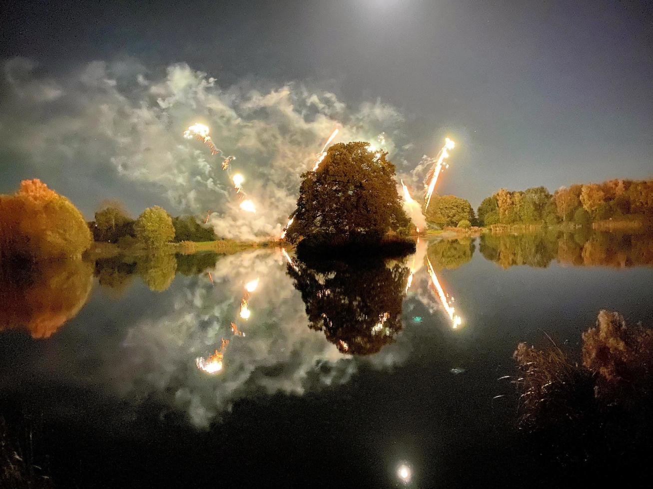 una vista de un espectáculo de fuegos artificiales en el lago alderford en whitchurch foto