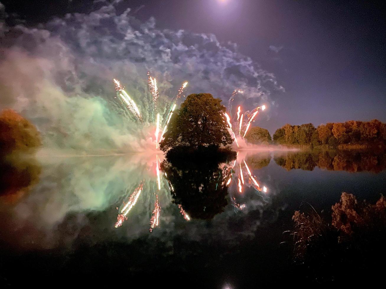 una vista de un espectáculo de fuegos artificiales en el lago alderford en whitchurch foto