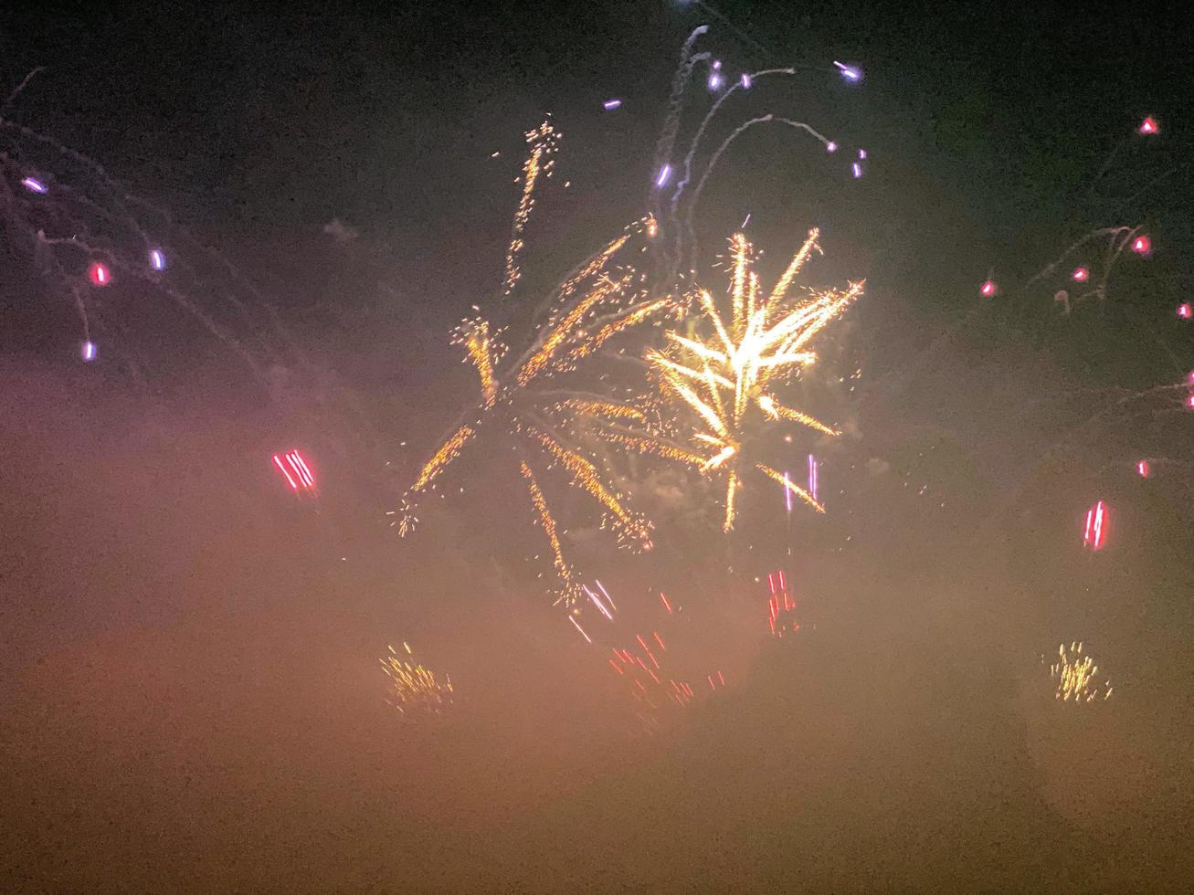 una vista de un espectáculo de fuegos artificiales en el lago alderford en whitchurch foto