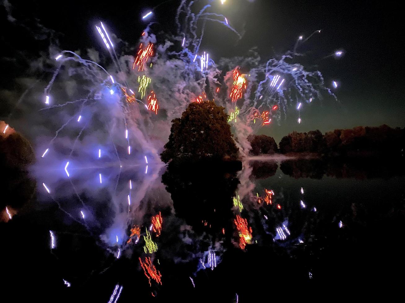 una vista de un espectáculo de fuegos artificiales en el lago alderford en whitchurch foto