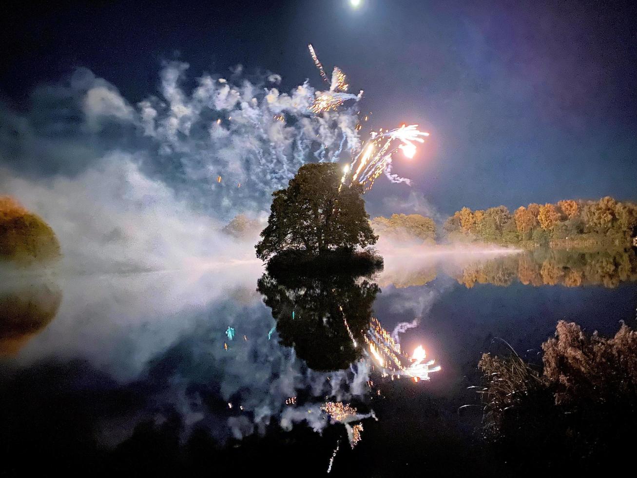 una vista de un espectáculo de fuegos artificiales en el lago alderford en whitchurch foto