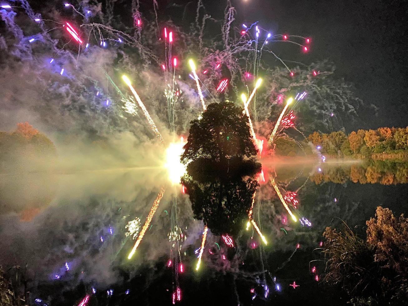 una vista de un espectáculo de fuegos artificiales en el lago alderford en whitchurch foto