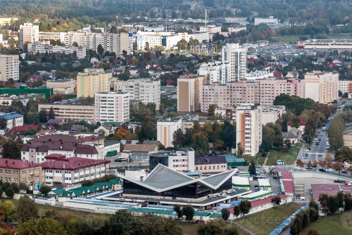 vista panorámica aérea desde la altura de un complejo residencial de varios pisos y desarrollo urbano en el día de otoño foto