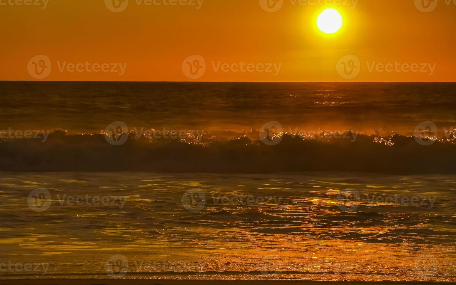 colorido atardecer dorado gran ola y playa puerto escondido mexico. foto
