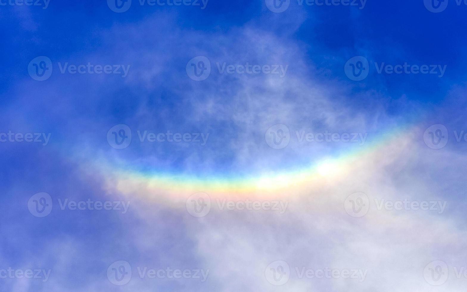 hermoso y raro arco iris en el fondo azul cielo nublado méxico. foto