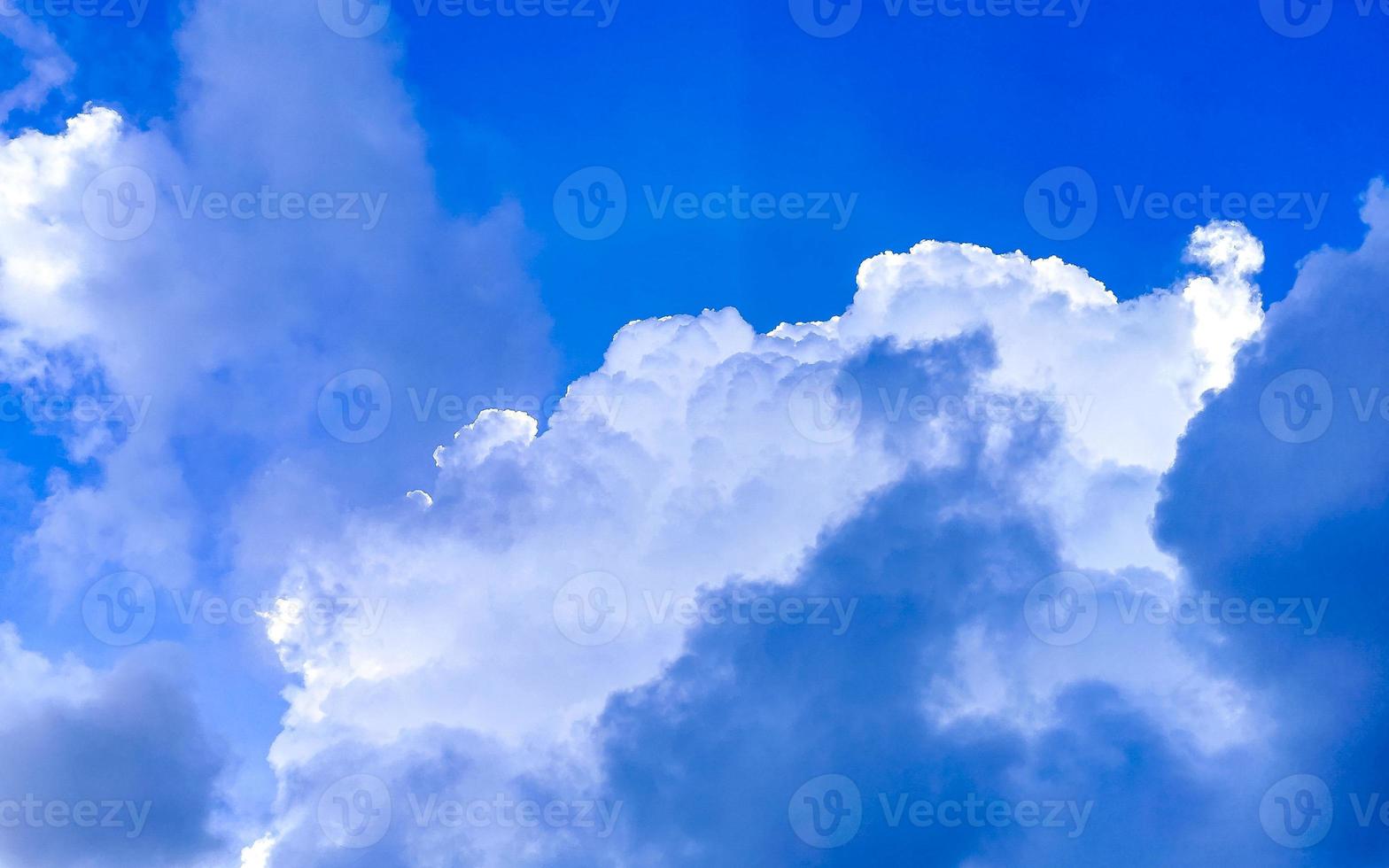 cielo azul con hermosas nubes en un día soleado en México. foto