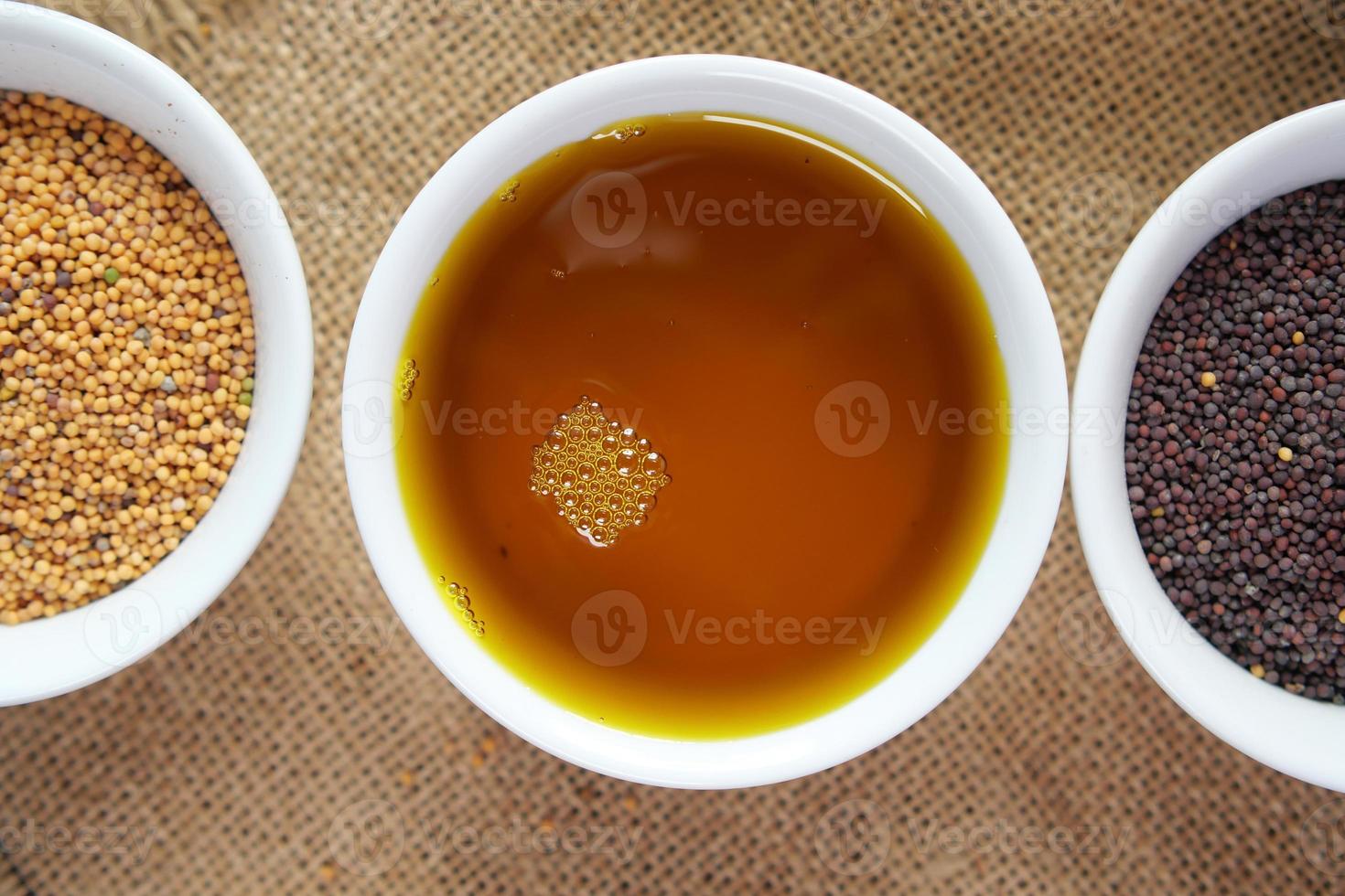 aceite de coque de girasol y semillas en un recipiente sobre la mesa foto