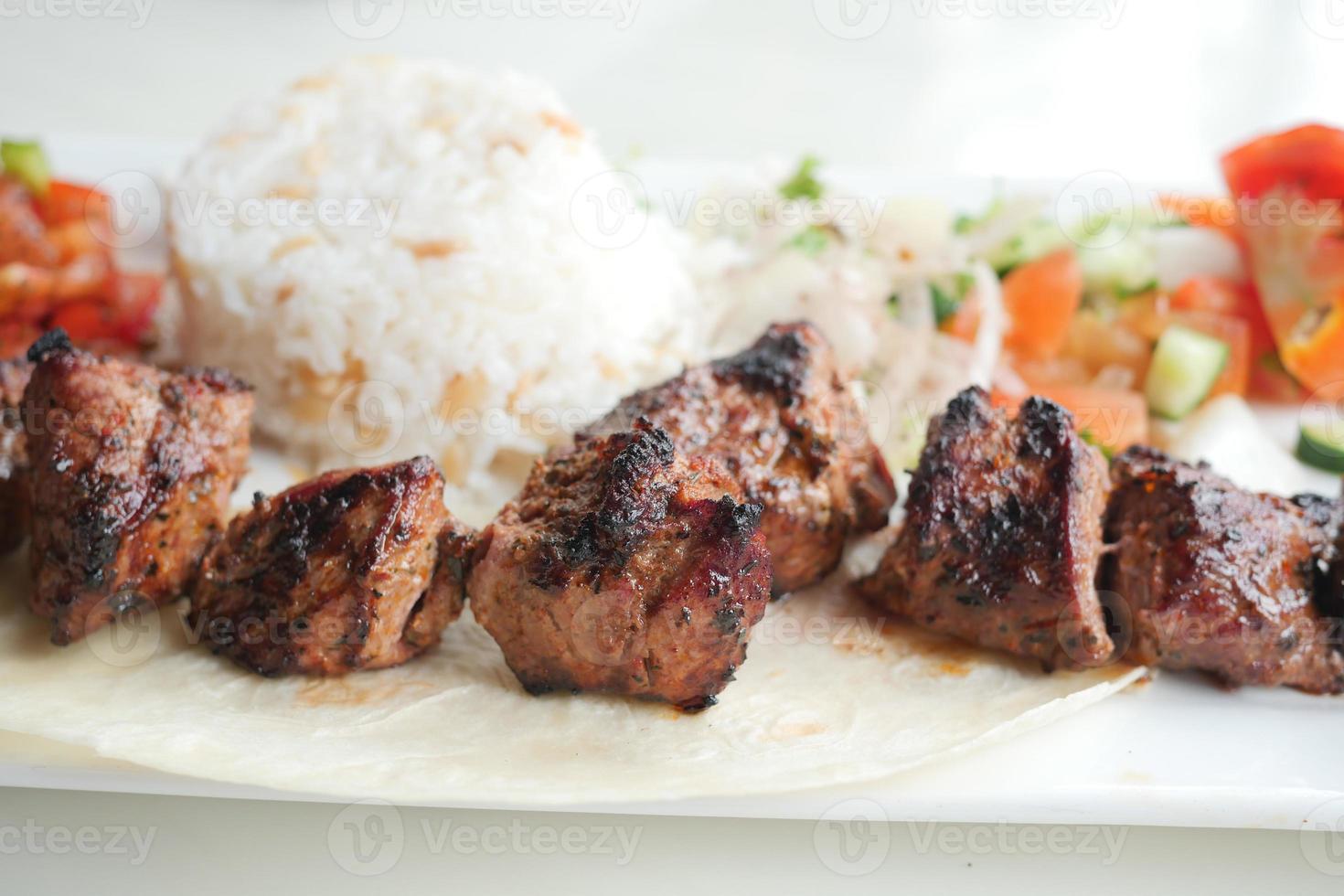 seekh kabab, pan naan y salsa en un plato foto