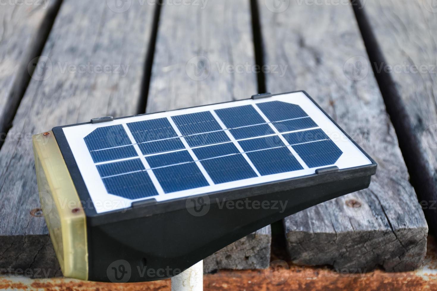 panel fotovoltaico, nueva tecnología para almacenar y utilizar la energía de la naturaleza con la vida humana, la energía sostenible y el concepto de amigo del medio ambiente. foto