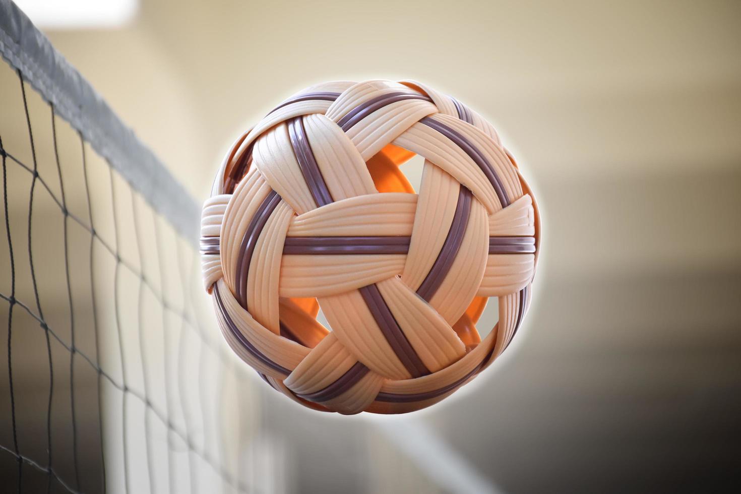 sepak takraw ball, deporte popular de los países del sudeste asiático, enfoque suave y selectivo, deporte al aire libre y concepto de actividad recreativa. foto