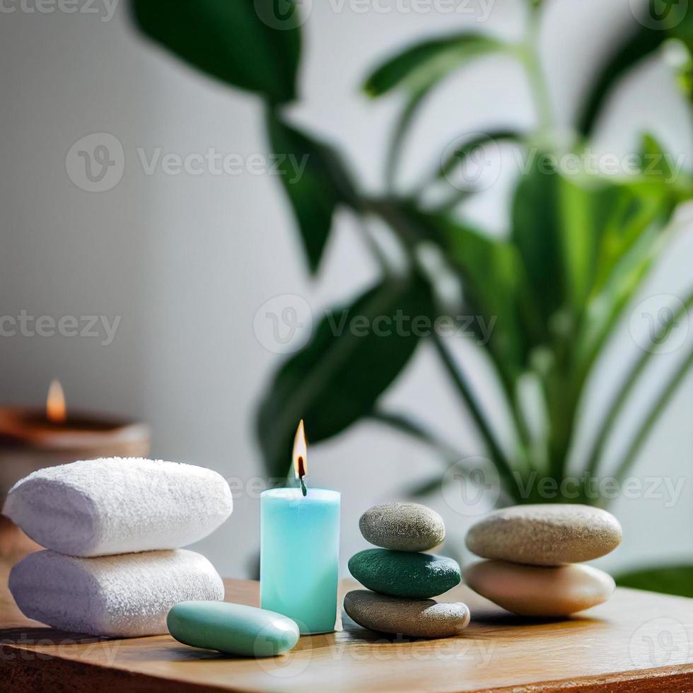 artículos de tratamiento de belleza para procedimientos de spa en mesa de madera blanca con planta verde. piedras de masaje, aceites esenciales y sal marina con velas encendidas foto