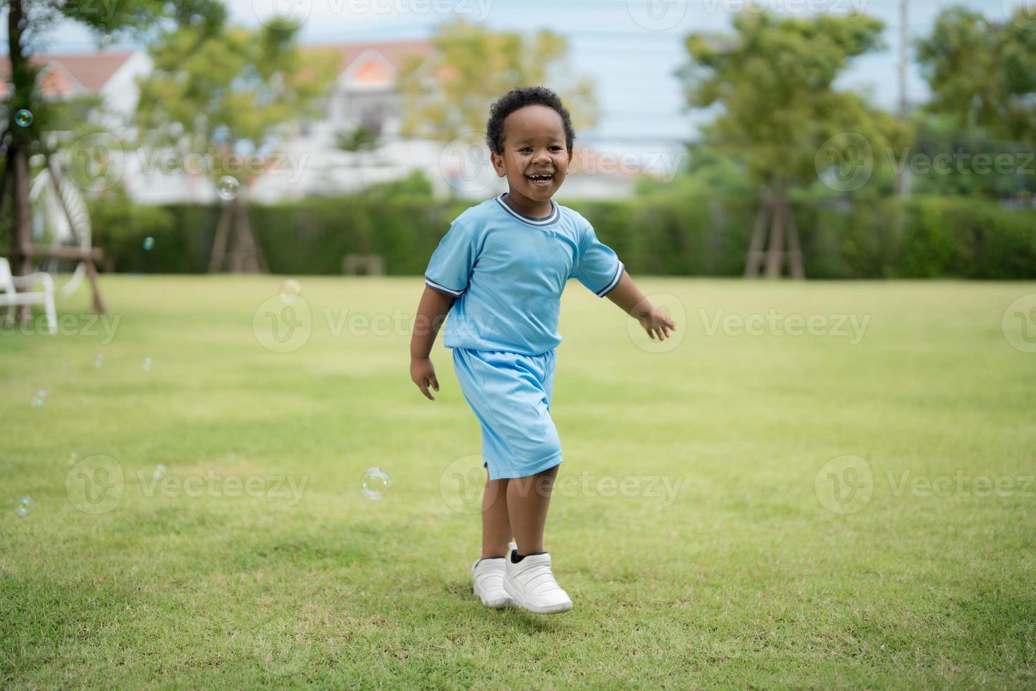 Foto de niños jugando pompas de jabón.