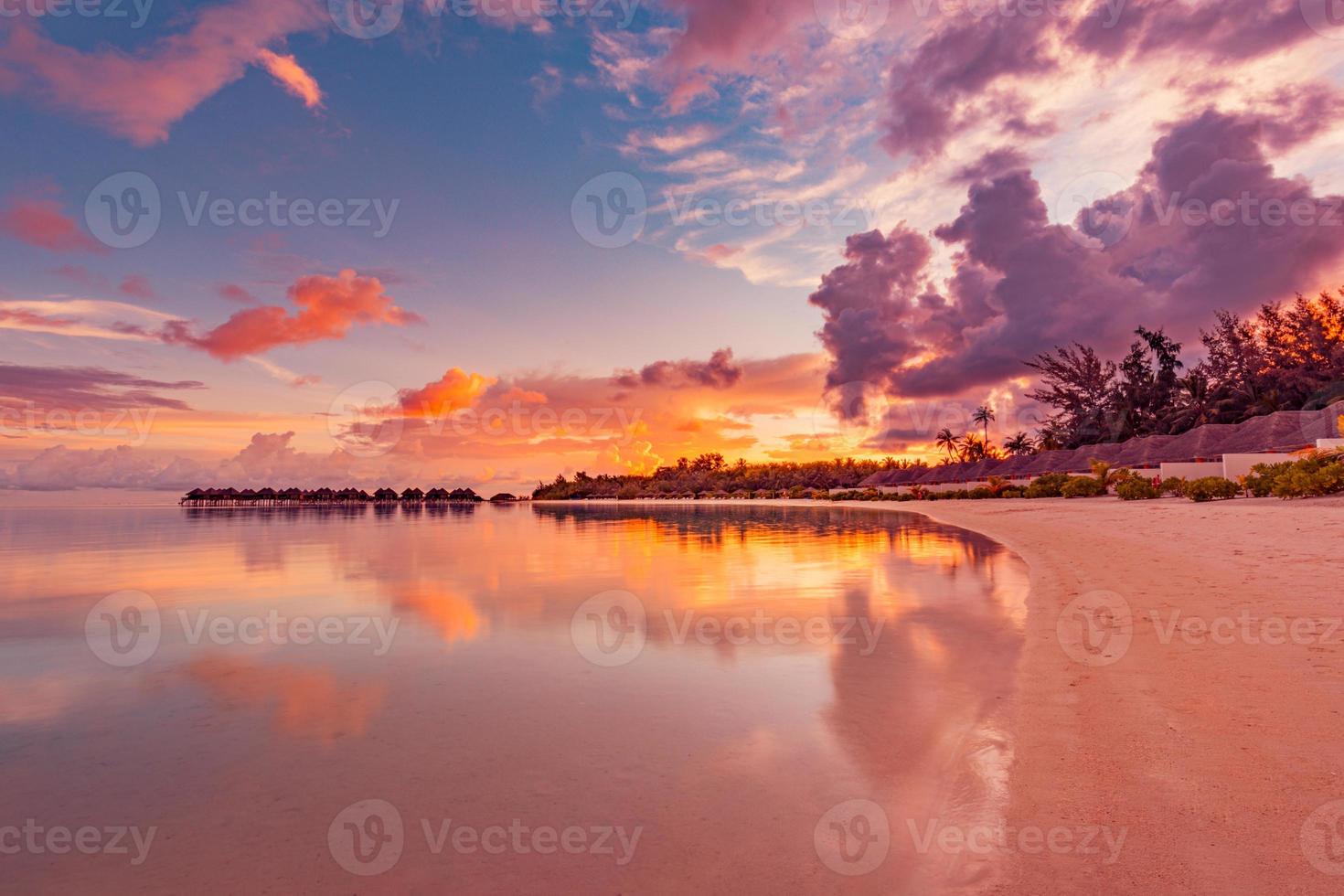 hermoso primer plano mar en calma agua olas soñar amanecer atardecer. paisaje de playa de isla tropical, exótica costa panorámica. vacaciones de verano naturaleza increíble. relax paraíso asombroso panorama foto