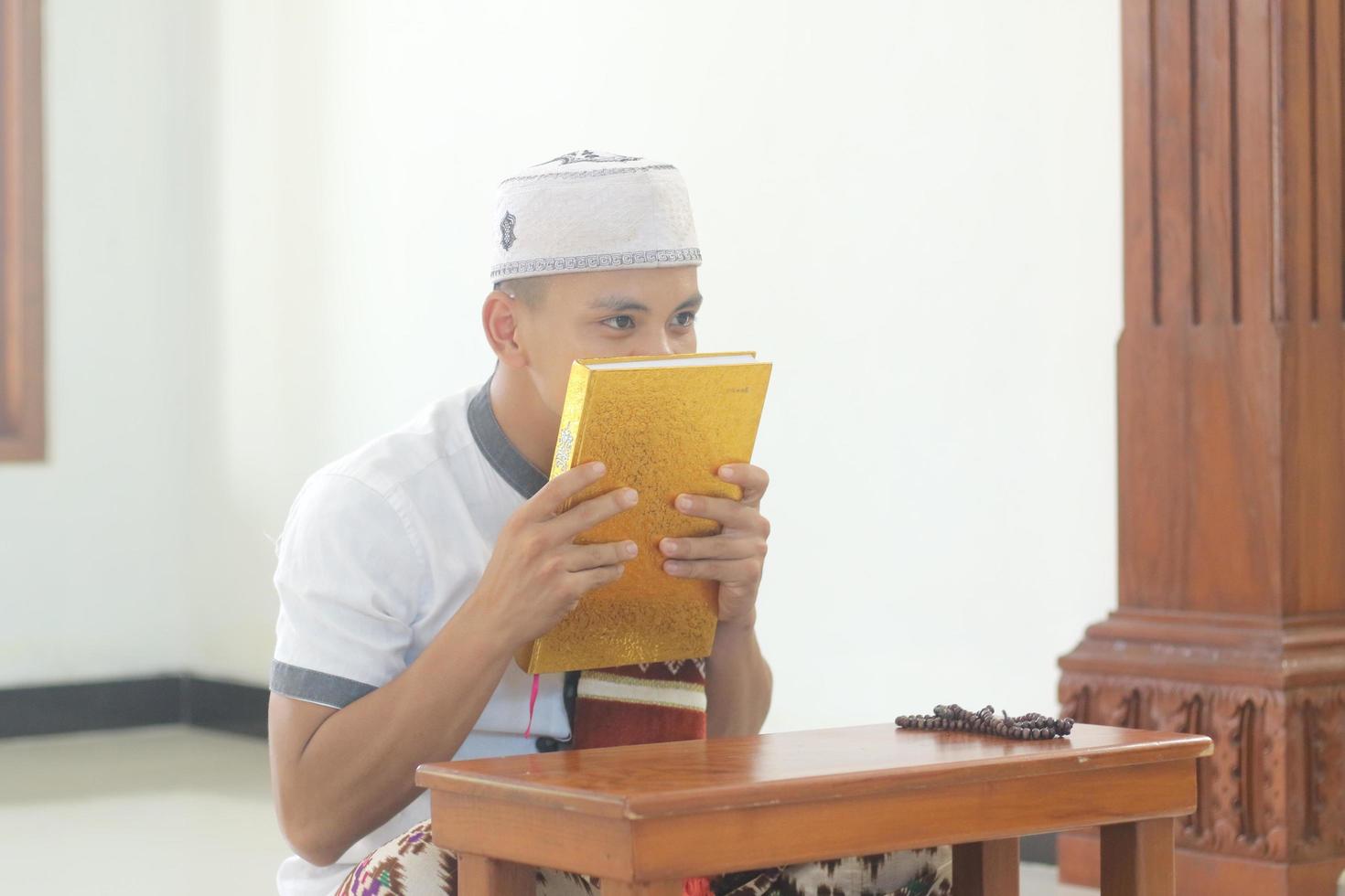 joven musulmán asiático rezando en la mezquita foto