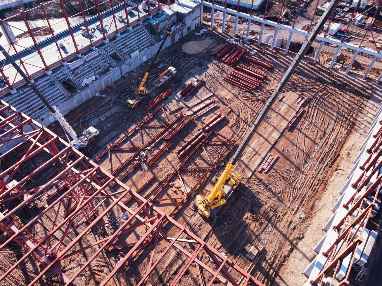 una grúa móvil que levanta vigas de metal sobre el marco de un edificio. foto