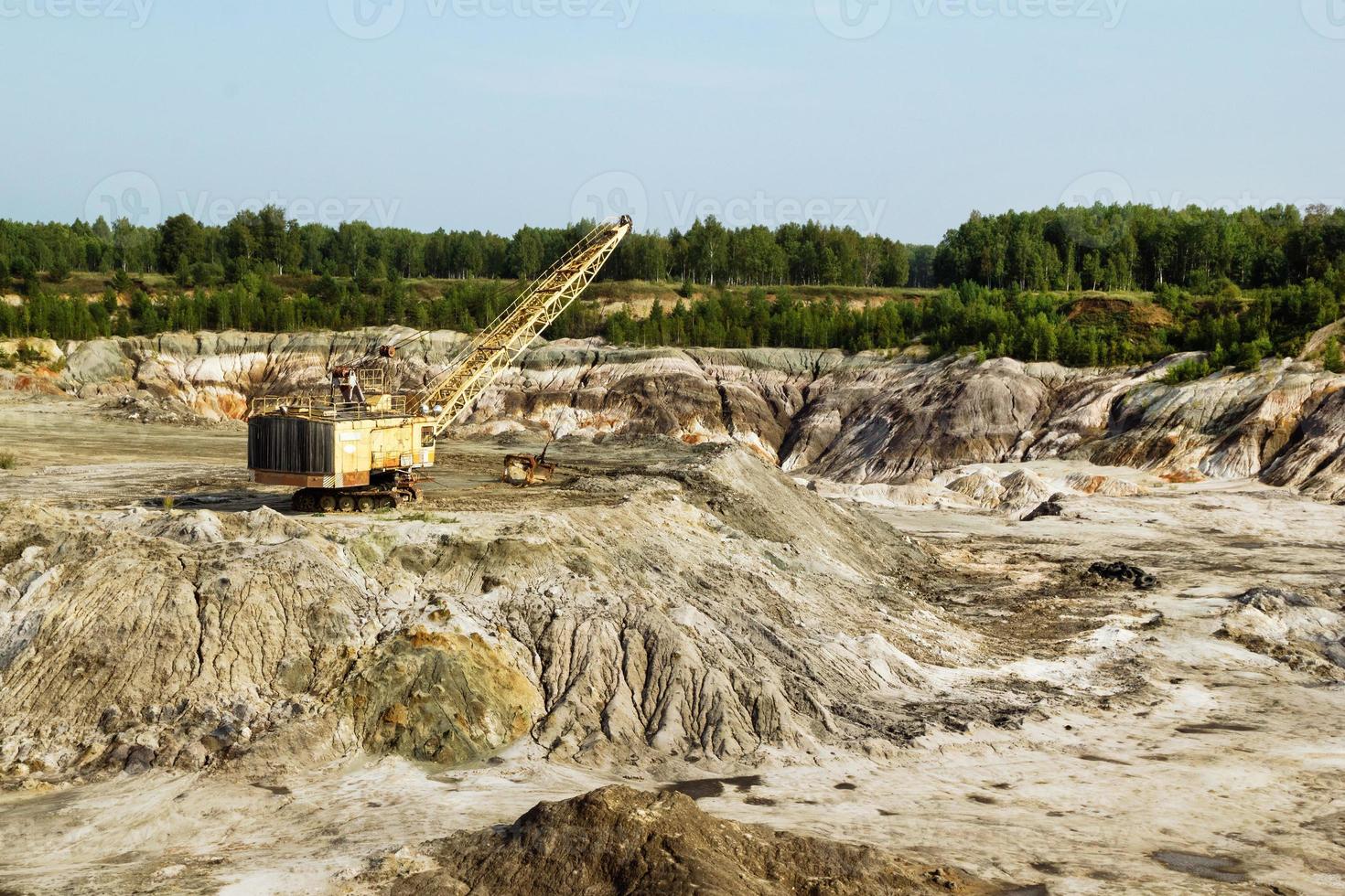 antigua cantera para la extracción de arcilla con excavadora. foto