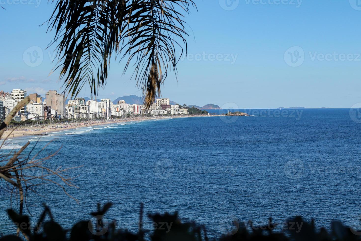 río de janeiro, rj, brasil, 2022 - vista de las playas de leblon e ipanema desde el parque natural del acantilado de dos hermanos foto