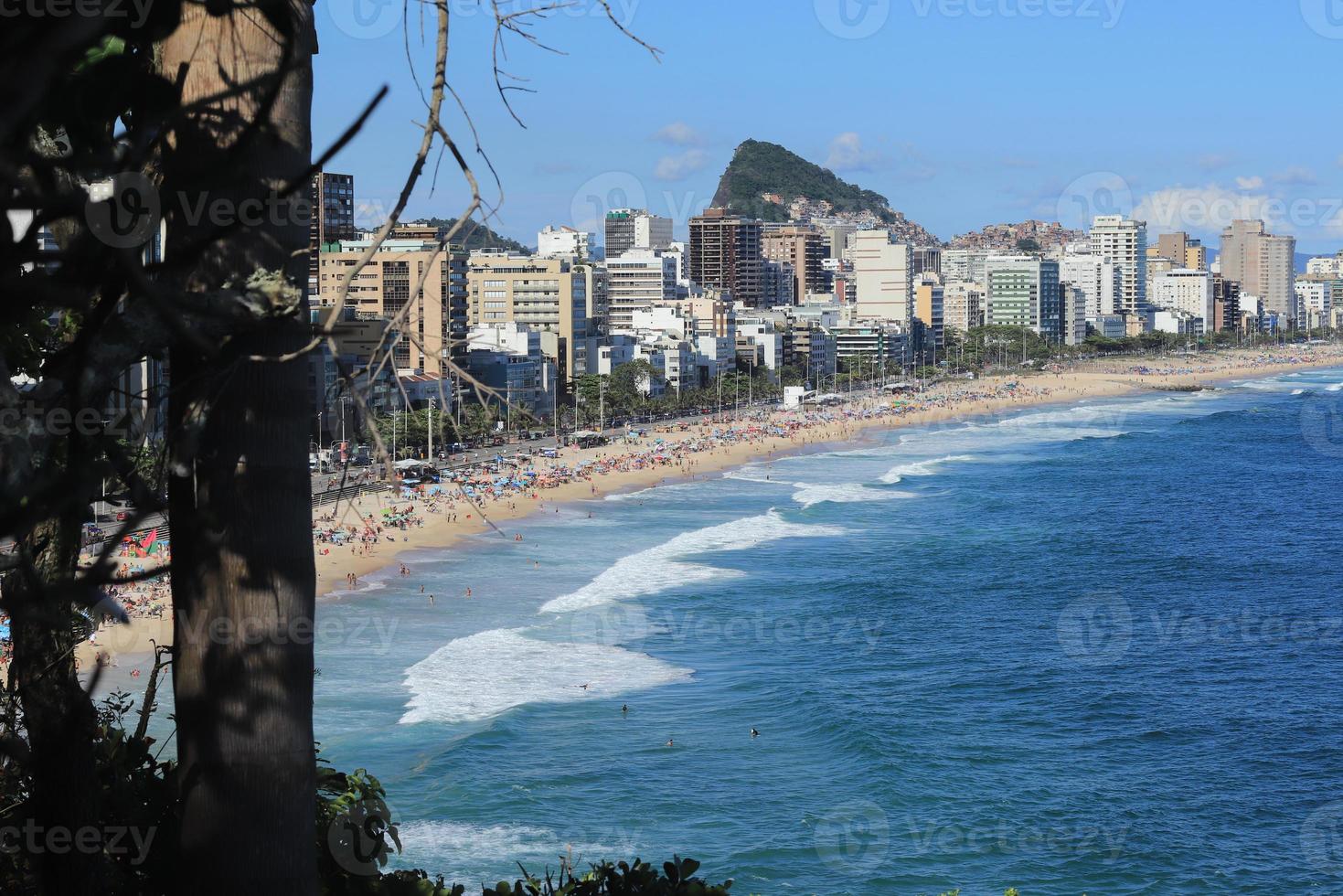 río de janeiro, rj, brasil, 2022 - vista de las playas de leblon e ipanema desde el parque natural del acantilado de dos hermanos foto