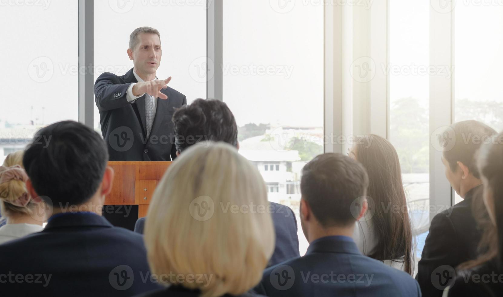 orador público de alto nivel dando un discurso a la audiencia en un evento de seminario corporativo en la sala de conferencias con efecto de luz. enfoque selectivo. foto