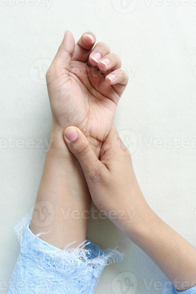 manos de mujeres jóvenes que sufren dolor de muñeca, foto