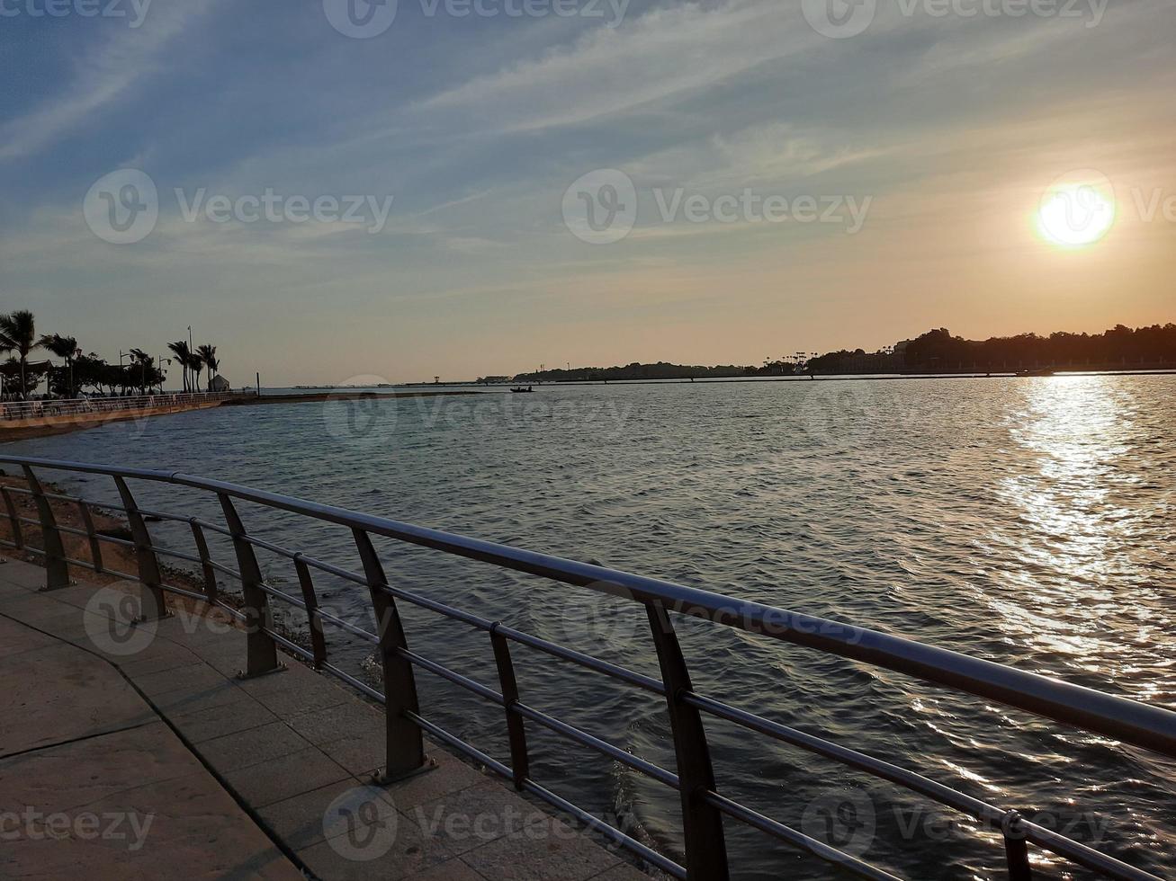 una hermosa tarde y una increíble puesta de sol en la cornisa de jeddah. foto