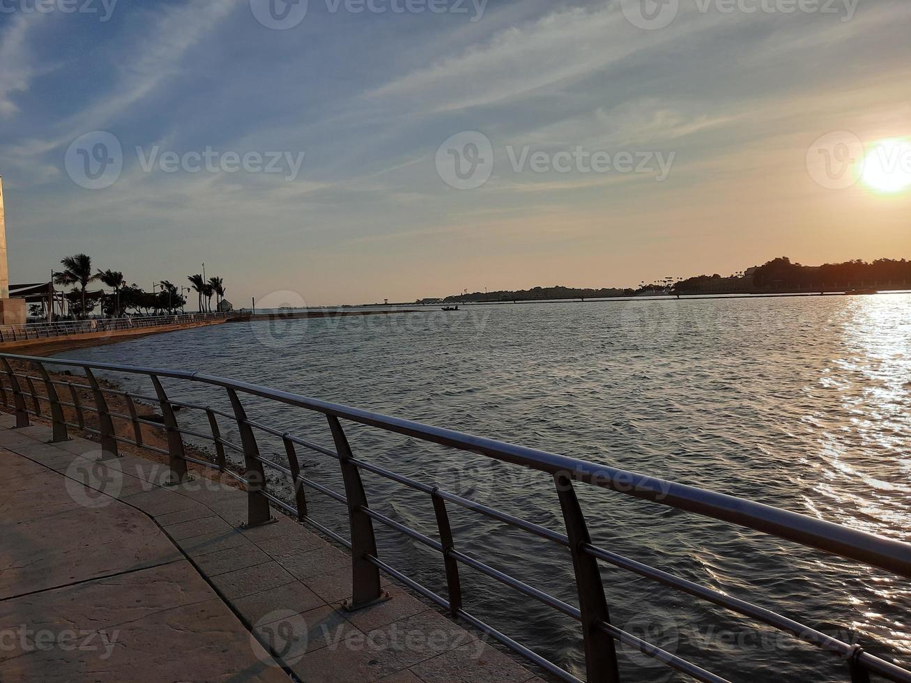 una hermosa tarde y una increíble puesta de sol en la cornisa de jeddah. foto