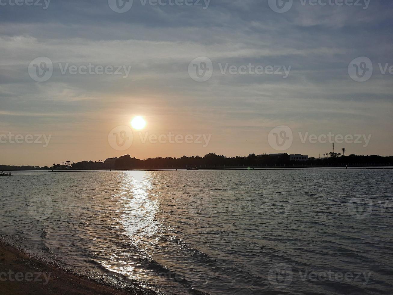 una hermosa tarde y una increíble puesta de sol en la cornisa de jeddah. foto