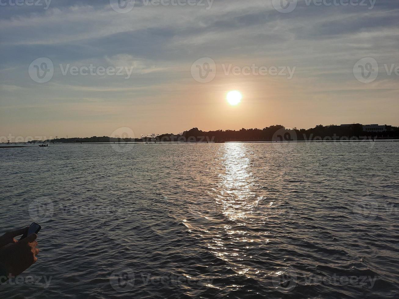 una hermosa tarde y una increíble puesta de sol en la cornisa de jeddah. foto